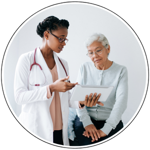 un médecin montre à un patient âgé un écran de tablette